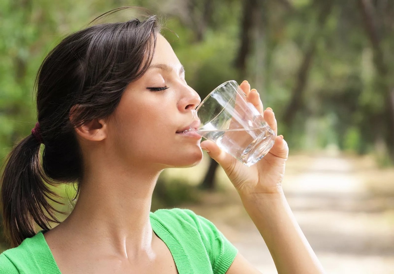 Нужно ли выпивать 2 литра воды в день