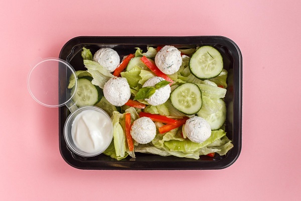 Одно из блюд линейки Super Fit от Grow Food: салат из свежих овощей с творожными шариками