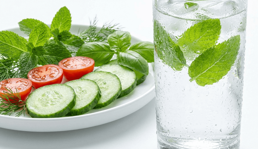 Летнее меню для легкости: салат, ягоды и вода