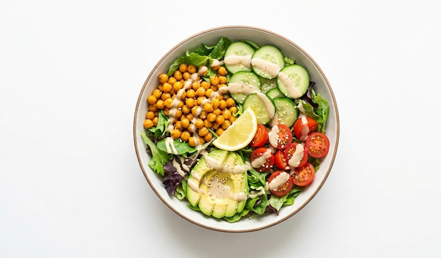 Веганский салат-боул с нутом и соусом тахини