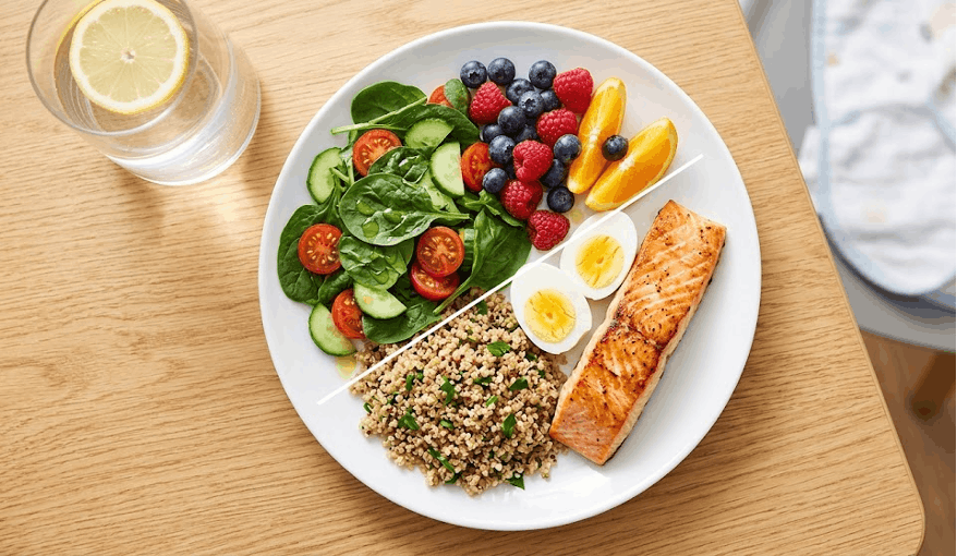 «Гарвардская тарелка кормящей матери»: ½ тарелки овощи и фрукты, ¼ тарелки белковые продукты, ¼ тарелки цельнозерновые углеводы.